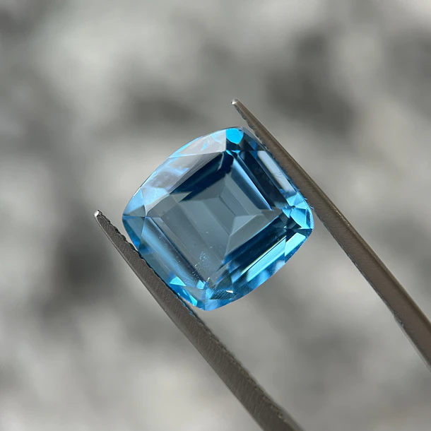 Topacio suizo–10.63ct–11.4x11.4x7.8mm 1