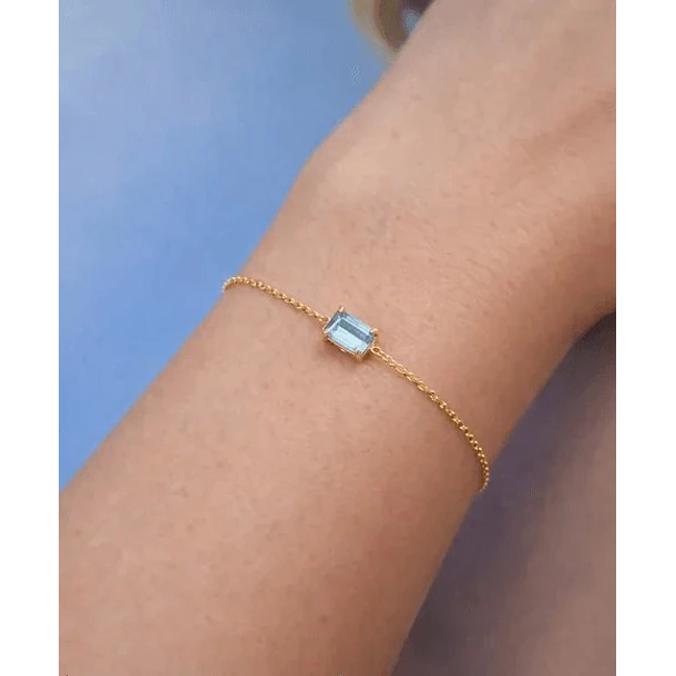Par de pulseras en oro de 14k, una en oro amarillo y otra en oro blanco, con aguamarina
