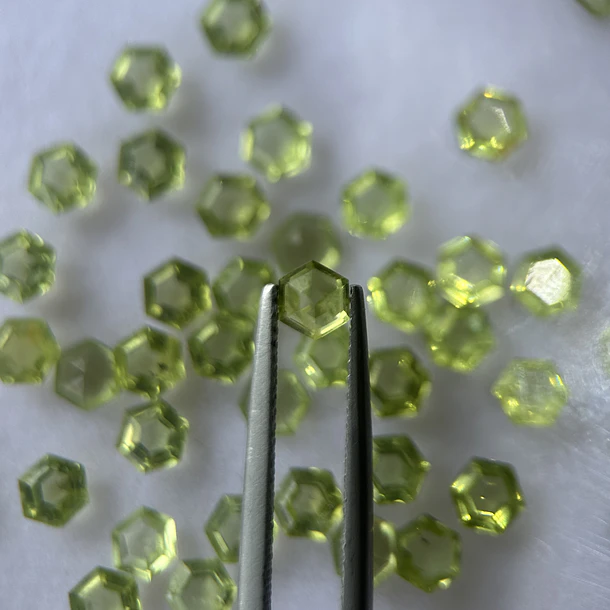Peridoto-0.35ct-4x4mm 2
