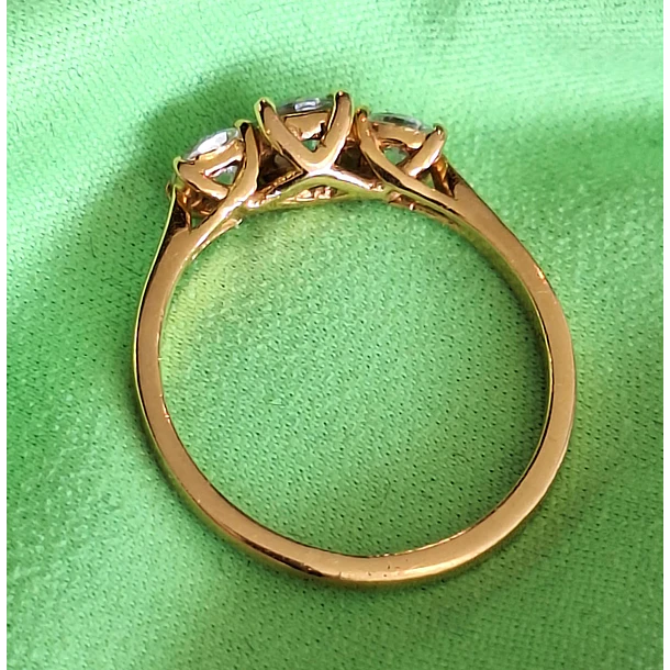 Anillo oro amarillo 10k talla 6 y 1/4 con 3 moissanitas 