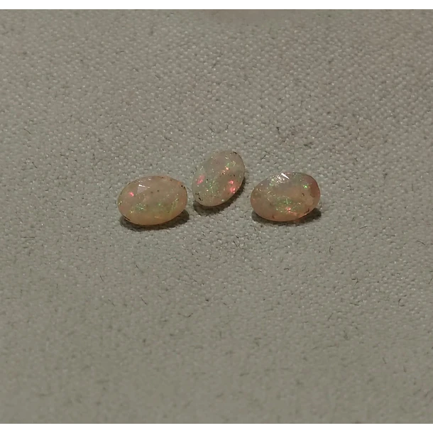 Trio de ópalos etíopes ovalados de 6x4mm