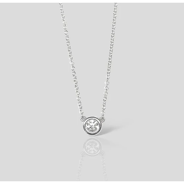 Collar con dije tipo charm en plata ley 925 con baño de rodio, con moissanita amarilla
