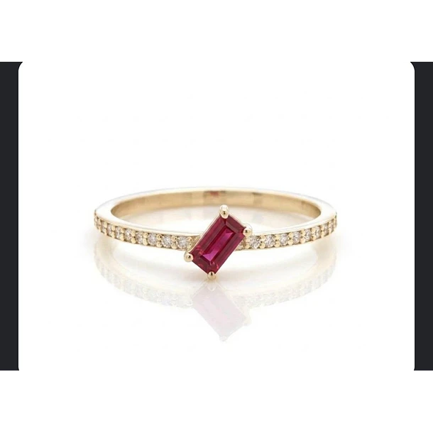 Anillo en oro amarillo de 14k con zafiro winza baguette y moissanitas de 1.5mm en talla 6.5