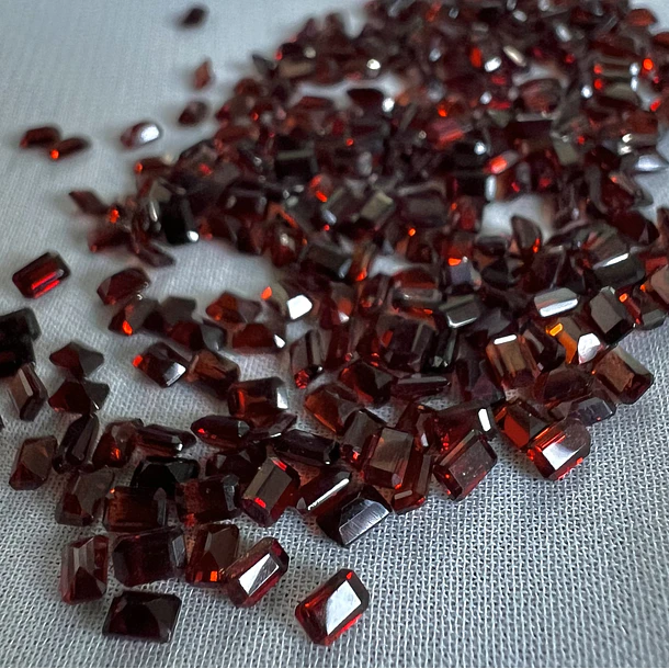 Lote 7 piezas Granate Rojo-0.090ct-2.5x2mm