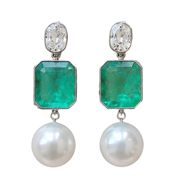 Pendientes en plata ley 925 con baño de rodio. Llevan moissanitas oval, esmeraldas assher y medias perlas