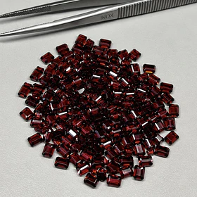 Granate rojo–0.23ct–3.5x3mm
