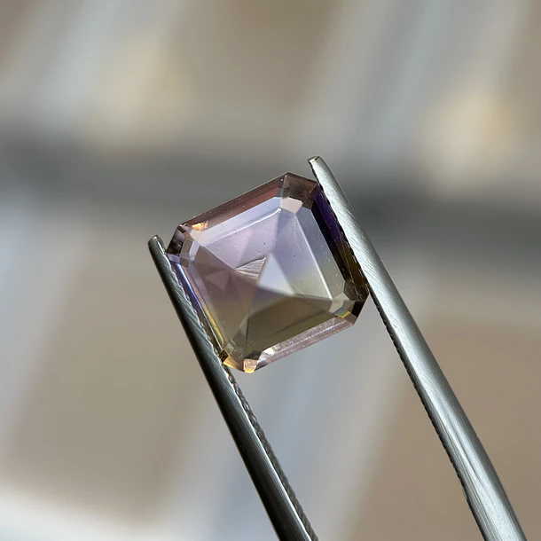 Ametrino–3.095ct–9.13x9.08x5.64mm 3