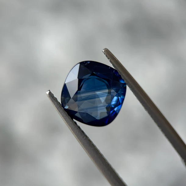 Zafiro azul GIA AIG-4.07ct-9.51x9.35x4.57mm 1