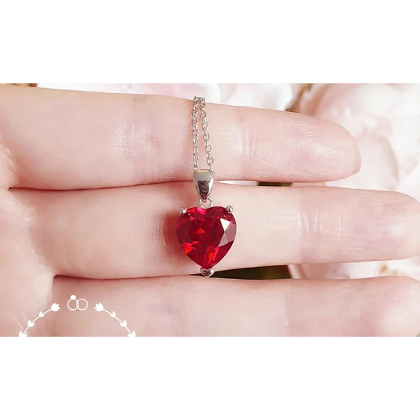 Collar con dije en plata ley 925 y un rubí corte corazon 