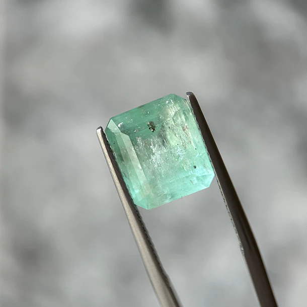 Esmeralda colombiana-6.93ct-11.83x10.23x8.51mm 1