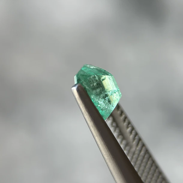 Esmeralda colombiana-0.855ct-6.45x4.81x4.04mm 2
