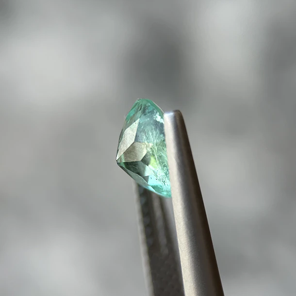 Esmeralda colombiana-1.62ct-8x7.8x4.8mm 2