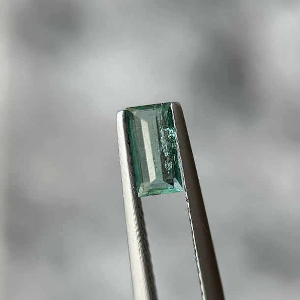 Esmeralda colombiana-0.50ct-7.15x3.67x2.49mm 3