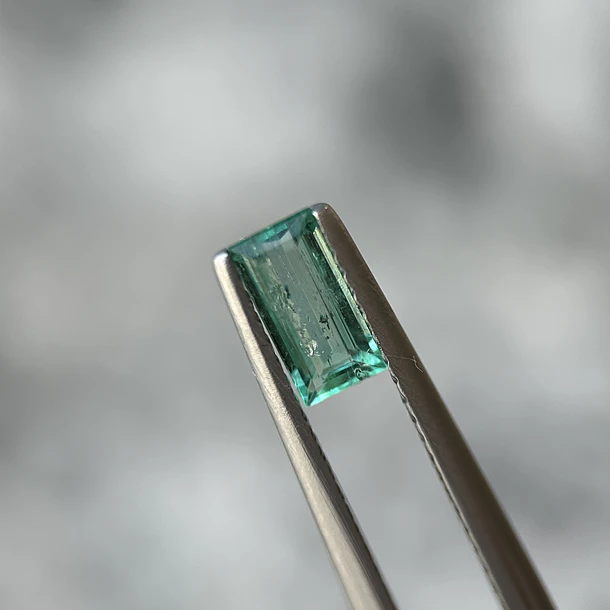 Esmeralda colombiana-0.50ct-7.15x3.67x2.49mm 1