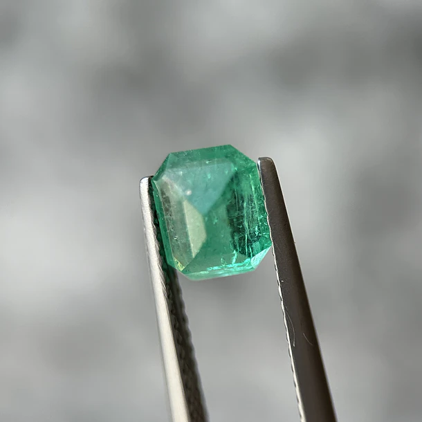 Esmeralda colombiana-1.26ct-7.37x6.10x4.30mm 3