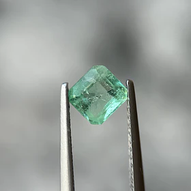 Esmeralda colombiana-0.68ct-5.59x5.22x3.41mm