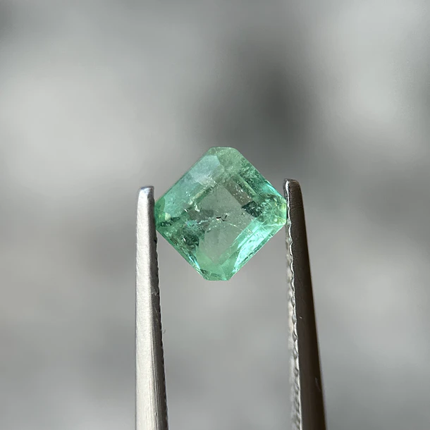 Esmeralda colombiana-0.68ct-5.59x5.22x3.41mm 1
