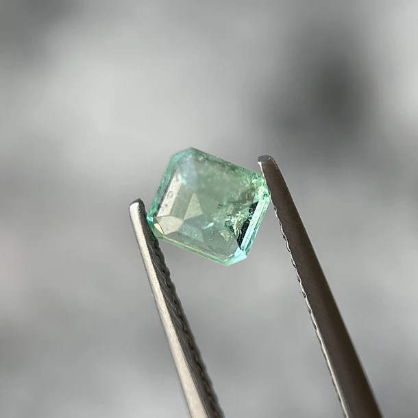 Esmeralda colombiana-0.68ct-5.59x5.22x3.41mm 3