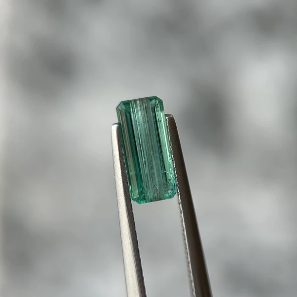 Esmeralda colombiana-1.095ct-9.65x4.34x3.15mm 1