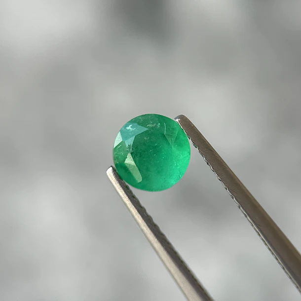 Esmeralda colombiana-0.83ct-5.96x4.34mm 1