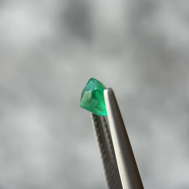 Esmeralda colombiana-0.83ct-5.96x4.34mm 2