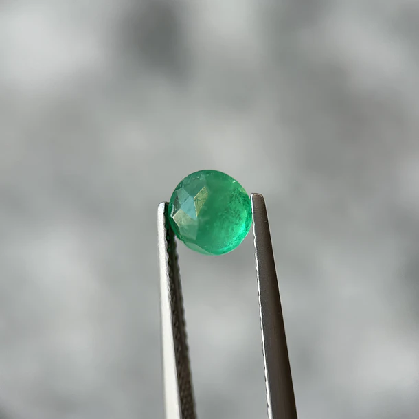 Esmeralda colombiana-0.83ct-5.96x4.34mm 3
