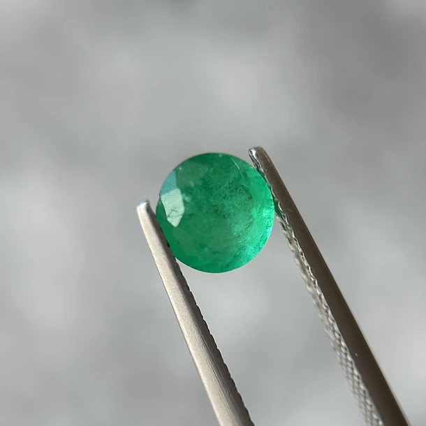 Esmeralda colombiana-0.955ct-6.41x6.38x4.27mm 1
