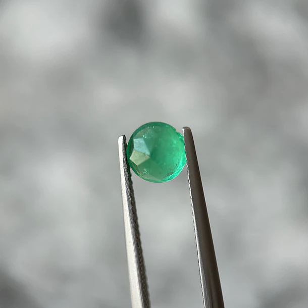 Esmeralda colombiana-0.955ct-6.41x6.38x4.27mm 3