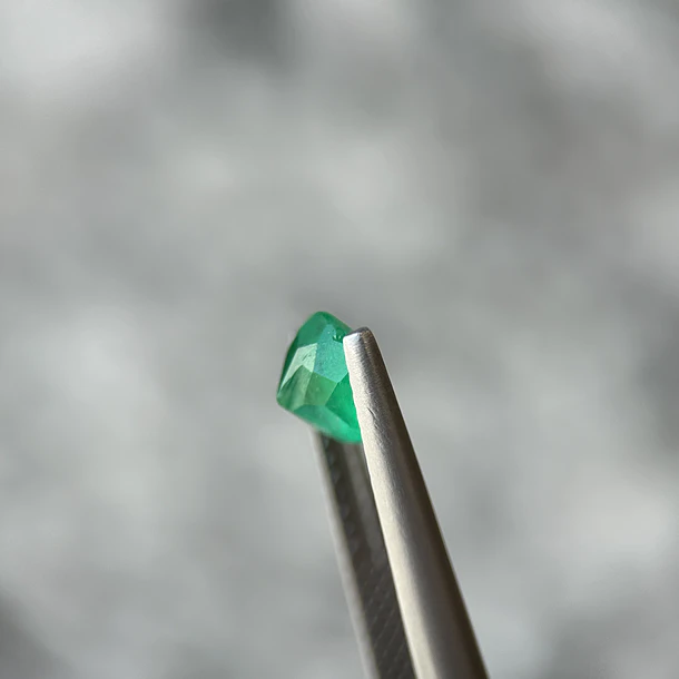 Esmeralda colombiana-0.955ct-6.41x6.38x4.27mm 2