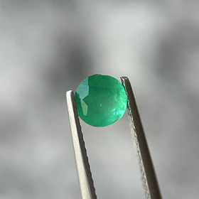 Esmeralda colombiana-0.77ct-5.84x5.79x4.32mm