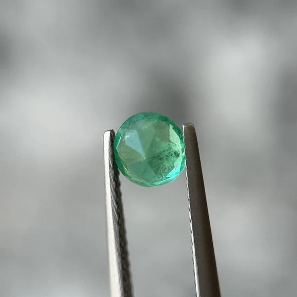 Esmeralda colombiana-0.70ct-5.80x5.78x4.02mm 3