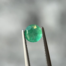 Esmeralda colombiana-0.70ct-5.80x5.78x4.02mm