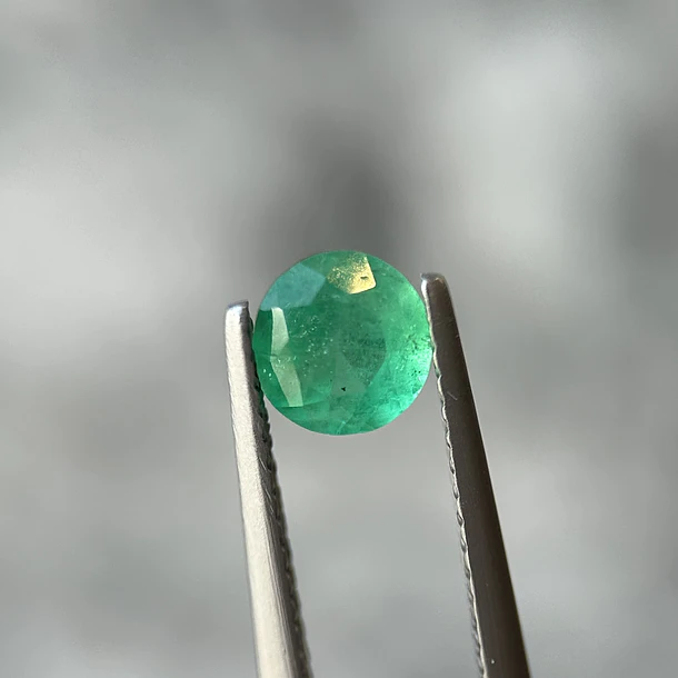 Esmeralda colombiana-0.70ct-5.80x5.78x4.02mm 1