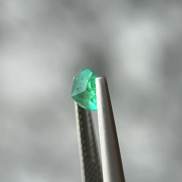 Esmeralda colombiana-0.70ct-5.80x5.78x4.02mm 2