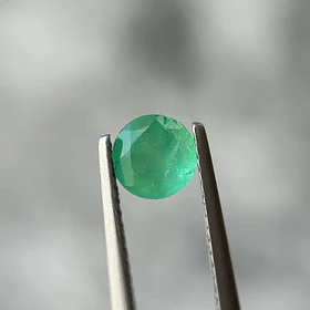 Esmeralda colombiana-0.75ct-5.66x5.62x4.18mm