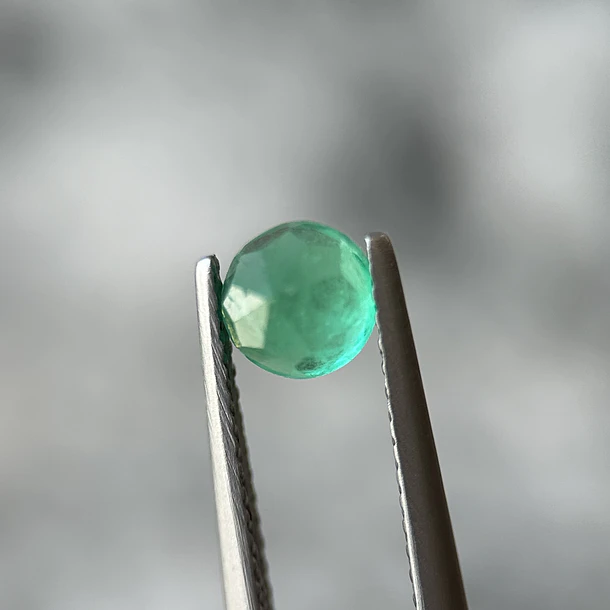 Esmeralda colombiana-0.75ct-5.66x5.62x4.18mm 2