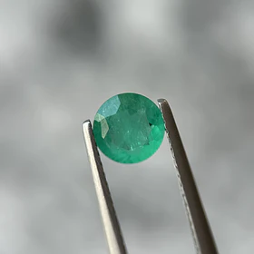 Esmeralda colombiana-0.63ct-6.06x3.10mm