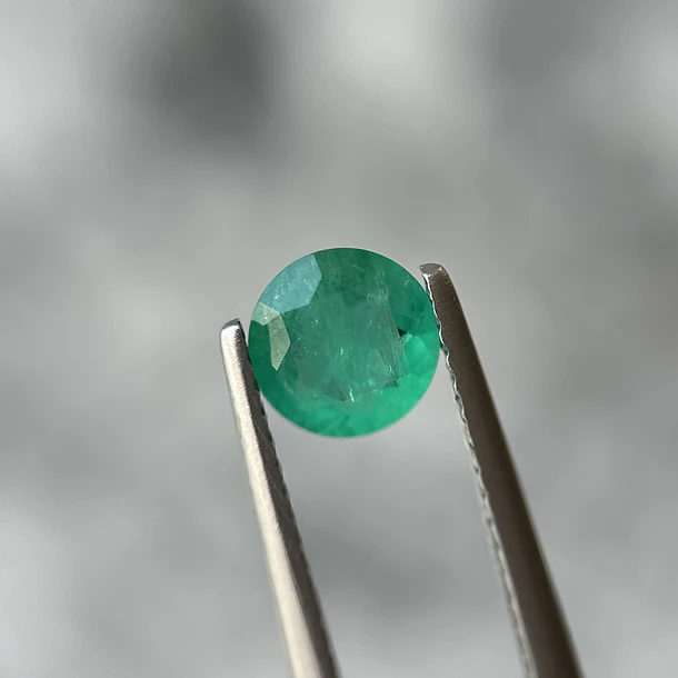 Esmeralda colombiana-0.63ct-6.06x3.10mm 1