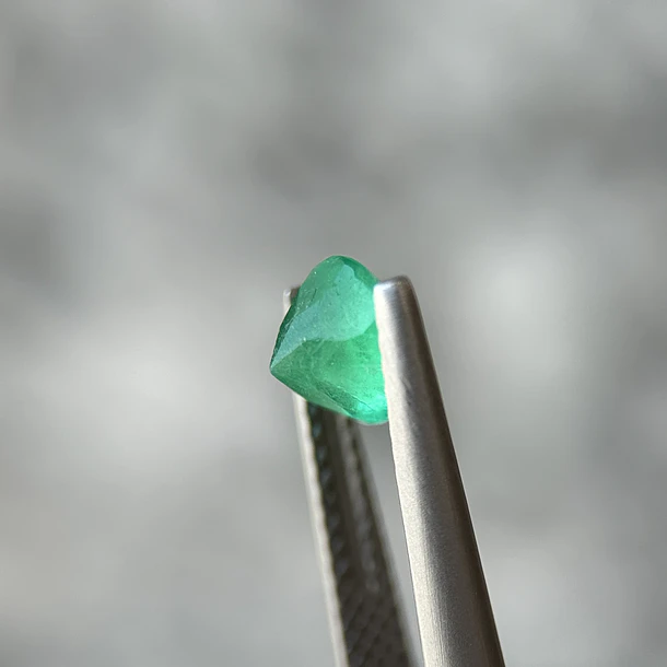 Esmeralda colombiana-0.91ct-6.27x6.24x4.61mm 2