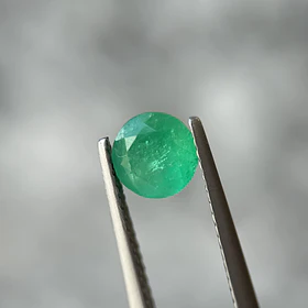Esmeralda colombiana-0.91ct-6.27x6.24x4.61mm
