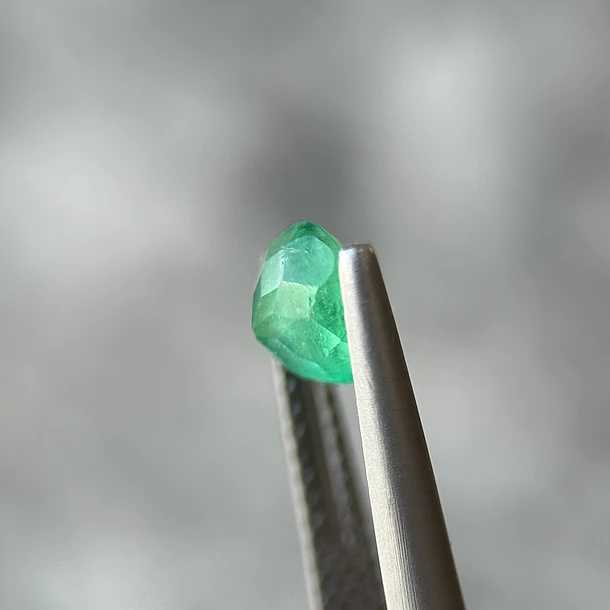Esmeralda colombiana-0.88ct-6.22x3.83mm 2