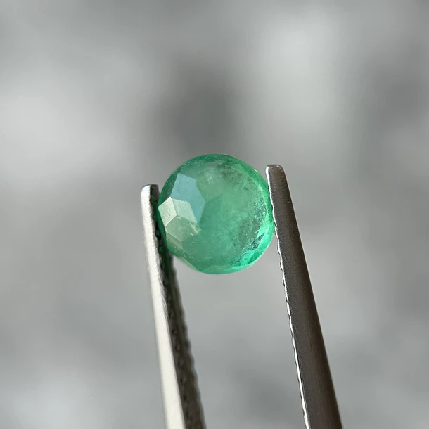 Esmeralda colombiana-0.88ct-6.22x3.83mm 3