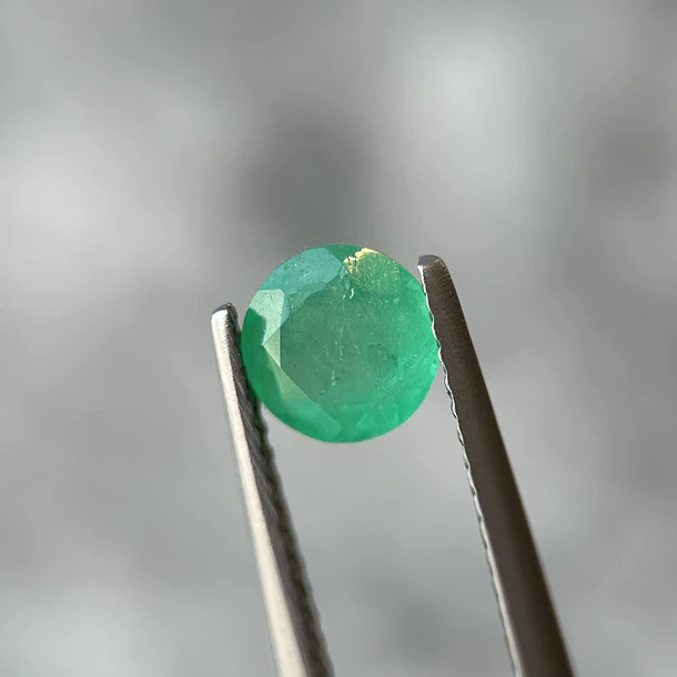 Esmeralda colombiana-0.88ct-6.22x3.83mm 1