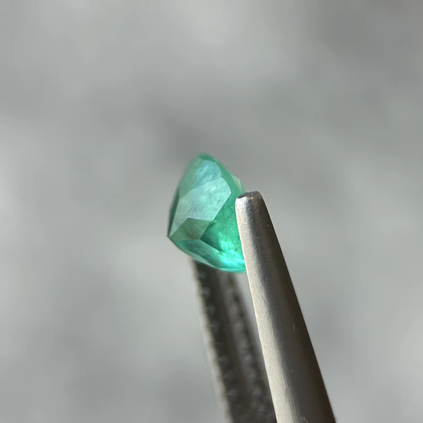 Esmeralda colombiana-0.74ct-6.02x3.82mm 2