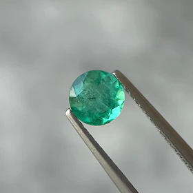 Esmeralda colombiana-0.74ct-6.02x3.82mm