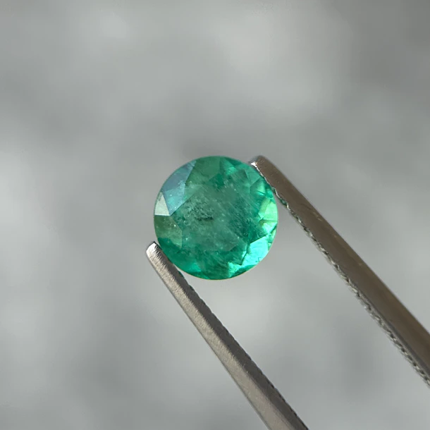 Esmeralda colombiana-0.74ct-6.02x3.82mm 1