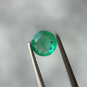 Esmeralda colombiana-0.60ct-6.06x2.91mm
