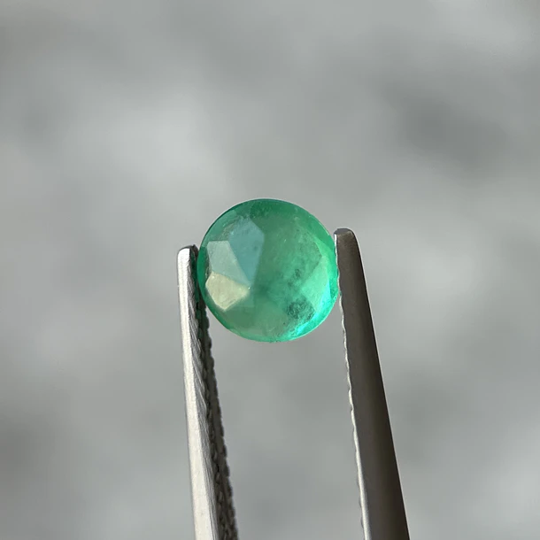 Esmeralda colombiana-0.80ct-6.06x4.28mm 3
