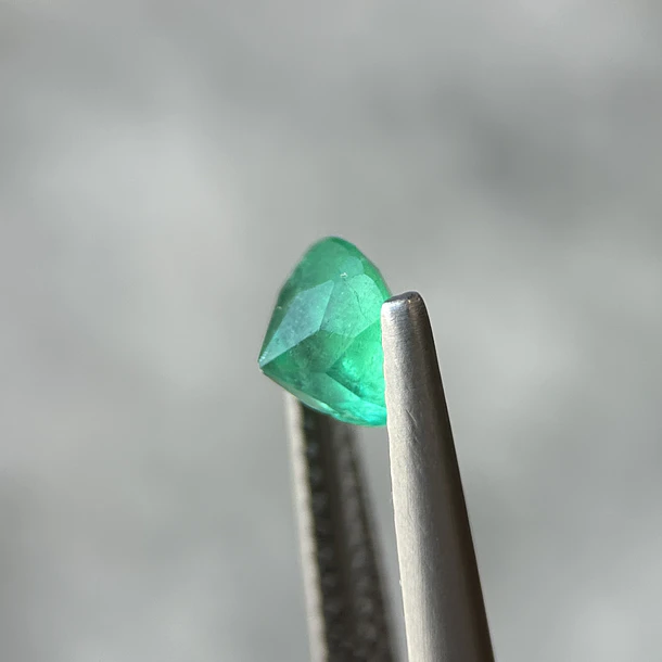 Esmeralda colombiana-0.80ct-6.06x4.28mm 2