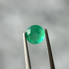 Esmeralda colombiana-0.80ct-6.06x4.28mm